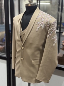 Costume beige pour homme à simple boutonnage avec broderie florale faite à la main, col cranté, style britannique, veste de costume d'affaires - Product Image 3
