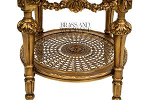 โต๊ะกาแฟทรงกลมหรูหราพร้อมท็อปลายดอกไม้เพ้นท์มือและโครงแกะสลักสีทองประณีตพร้อมชั้นวางตาข่ายสำหรับการตกแต่งภายในสไตล์คลาสสิก - Product Image 2