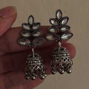 Boucles d'oreilles pendantes pour femmes au design vintage, ensemble de vêtements de fête antiques traditionnels en argent Tai faits à la main et écologiques - Product Image 1