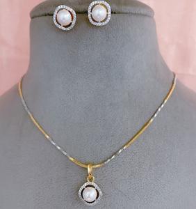 Conjunto de Collar y Pendientes con Acabado Dorado y Plateado Clásico y Elegante con Piedras de Circonita Cúbica para Mujer, Ideal para Fiestas - Product Image 1