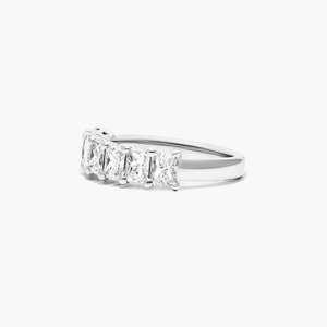 Anillo de Diamantes con Corte Radiante de Siete Piedras - Product Image 1