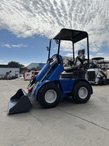 รถตักล้อยางขนาดเล็ก KUUGAO รุ่น Mini Skid Steer น้ำหนักบรรทุก 1000 กก. ยี่ห้อ Koop/Runtong เครื่องยนต์ดีเซล/เบนซิน 8.6 กิโลวัตต์ บุ้งกี๋ขนาด 0.15 เมตร พร้อมเกียร์และปั๊มประสิทธิภาพสูง - Product Image 2