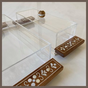Exquisita tapa con incrustaciones de madreperla con cubierta de madera y base acrílica Eid y juego de caja de regalo de Ramadán hecho a mano en la India - Product Image 2