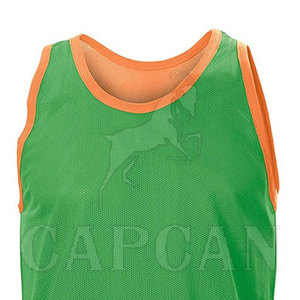 Bavoirs d'entraînement réversibles à double face durables de style à motif personnalisé gilet d'équipe sportive pour la pratique fabriqué au Pakistan - Product Image 3