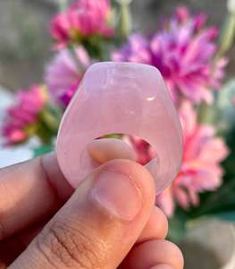 Bague en pierre précieuse de quartz rose naturel sculptée à la main Bague de déclaration de conception unique Bijoux en quartz rose - Product Image 3