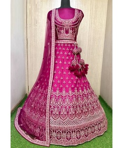 Boda nupcial Sezy One Piece LehengaCholi para niñas en rojo con blusa de terciopelo bordada - Product Image 2