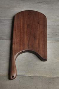 Tabla de cortar de bambú de nogal rectangular elegante con agujero para servir queso frutas aperitivos - Product Image 5