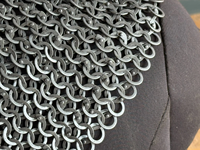 Collier médiéval en cotte de mailles avec garniture en cuir Protège-cou Aventail fabriqué à la main Anneau riveté en acier doux léger Armure Viking