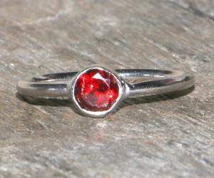 แหวนเงินแท้ 925 ประดับพลอยโกเมนแดง ทำมือ ของขวัญประจำเดือนเกิด - Product Image 2