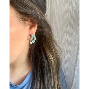 Boucles d'oreilles clous fleur en argent sterling multi-pierres faites à la main du sud-ouest - Product Image 2