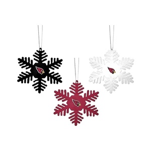 Última colección de adornos navideños y copos de nieve en metal y ganchillos y cuentas hechos a mano en atractivos colgantes - Product Image 1