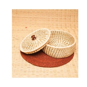 Elegante cesta de hierba Sabai hecha a mano con tejido natural duradero para almacenamiento rústico y estilo de decoración sostenible para el hogar - Product Image 3