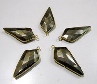 Colgante de Pirita Natural Hecho a Mano de Alta Calidad, Facetado en Forma de Punta de Flecha de 15x35mm, Conector con Aro Individual y Bisel de Latón Dorado
