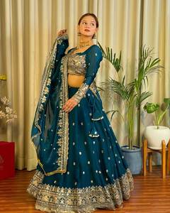 Elegante Salwar Kameez LEHENGA de Satén con Bordado Multidiseño para Bodas Indias/Pakistaníes, Corte Entallado, Listo para Usar - Product Image 1