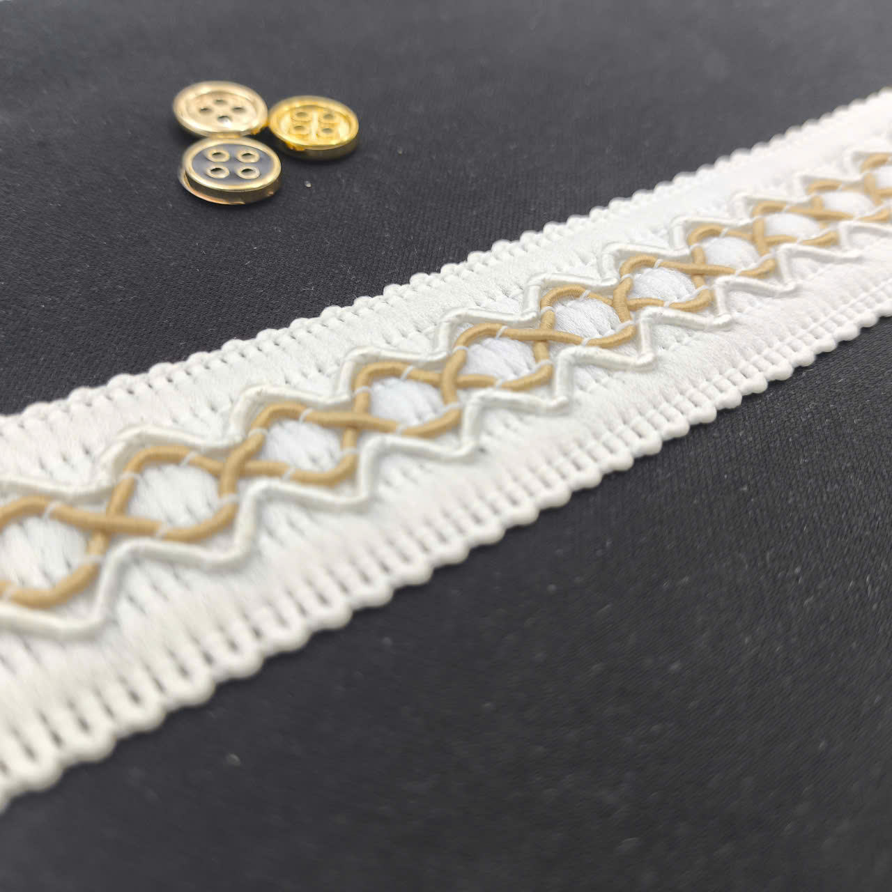 สีขาวลายทอง