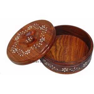 Elégante Casserole Chapati en Métal Poli et Bois avec Acier Inoxydable de Haute Qualité et Couvercle Floral Magnifiquement Gaufré - Product Image 6