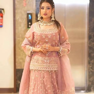 คอลเลกชันเครื่องแต่งกายงานแต่งงานแบบดั้งเดิมผ้าไหมเนื้อบางมีงานปักตามลำดับสำหรับผู้หญิง - Product Image 1