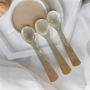 Cuillère à caviar en nacre faite à la main délicate pour le style alimentaire Couverts élégants pour les chefs et la restauration de luxe - Product Image 4