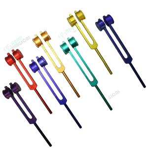A1 Calidad 6 Sacred Solfeggio Color Ponderado Manual Tuning Forks Certificado CE + Bolsa + Activador Hasni Quirúrgico Hecho - Product Image 1
