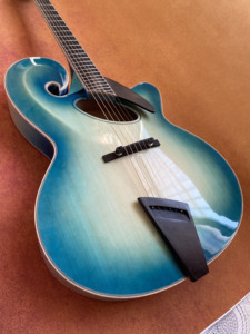 Guitarra Jazz Archtop Hecha a Mano Personalizada - Estilo <span class=keywords><strong>Mandolina</strong></span> Grande, Azul Nitro Yunzhi, 6 Cuerdas, Fondo <span class=keywords><strong>de</strong></span> Arce, Tapa <span class=keywords><strong>de</strong></span> Abeto, Ébano y Latón - Product Image 5