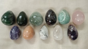 Œufs de pierres précieuses faits sur mesure en taille de 1 à 1.5 pouces fabriqués à partir de pierres précieuses assorties, idéales pour les fournisseurs de produits de guérison pour la revente. - Product Image 4