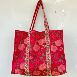 Sac fourre-tout en coton matelassé bohème à fleurs rouges avec fermeture à glissière sac cadeau de voyage d'été pour femmes grande taille - Product Image 1