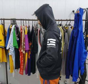 Design unique en gros personnalisé cousu noir noir pull à capuche pour homme, 100% coton sweats à capuche et sweat-shirts - Product Image 3