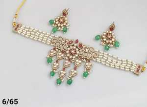 Collier ras du cou indien avec boucles d'oreilles et Mangtika pour femme Design de fleurs superbe zircon cubique fabriqué à la main - Product Image 4