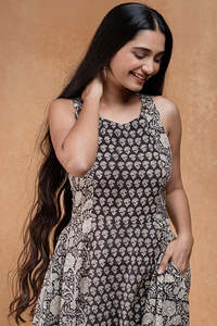 ชุดเดรสผู้หญิงลายดอกไม้พิมพ์ลายด้วยมือ พร้อมกระดุมไม้และกระเป๋า  ชุดเดรสสไตล์สาวหวานสำหรับงานเฉลิมฉลองที่ลงตัว - Product Image 3