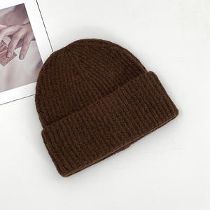 Chapeau en tricot jacquard uni personnalisé avec logo, protection des oreilles, chaud, pour l'hiver, disponible en haute qualité - Product Image 3