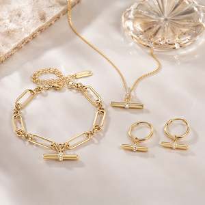 Conjunto de Regalo Jeulia Andy Style, Collar, Pulsera y Aretes con Baño de Oro de 18K y Diseño de Barra en T - Product Image 1