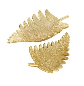 Plateaux de rangement en métal Plateaux en métal fabriqués à la main Plateaux au design unique pour les fêtes de mariage Décoratif de Noël. - Product Image 1