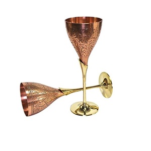 Diseño en relieve Acabado pulido brillante Vaso de agua potable Ayurveda Beneficios para la salud Vidrio de metal decorativo - Product Image 1