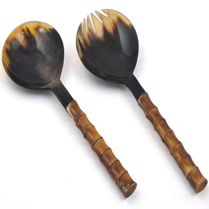 Ensemble de cuillères à salade en corne naturelle faites à la main Nouveau design élégant Cuillère de service décorative en corne de vache pour un usage domestique - Product Image 1
