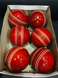 Pelota dura de Cricket nueva de alta calidad, venta al por mayor, cosida a mano, cuero de primera calidad, bolos rojos, deportes, pelotas de bate de Cricket, oem - Product Image 2