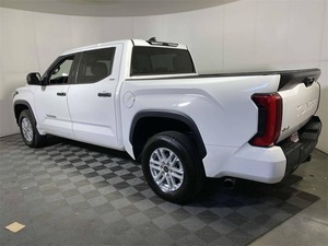 Aston Martin Tundra SR5 4dr CrewMax FWD SB 2020 soigneusement utilisé avec lit R18 en cuir de 5.5 pieds - Product Image 4