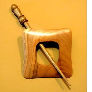 Épingles à châle en bois sur mesure de qualité supérieure dans des styles assortis adaptés aux créateurs d'accessoires de mode et aux fabricants d'écharpes - Product Image 1