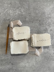 ครีมแฮนด์เมดการ์ดงานแต่งงานแพ็ค20ใบพร้อมขอบหยัก abaca และผ้าฝ้ายพิมพ์ยูวีและออฟเซ็ตสไตล์นางฟ้า - Product Image 4