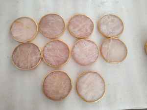 Sous-verres en pierres précieuses en quartz rose avec bords dorés pour mariages et bars Baguettes de massage européennes sculptées à la main avec style d'amour - Product Image 2