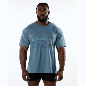 เสื้อยืดผ้าฝ้ายพิมพ์ลายทรงหลวมสำหรับผู้ชายเสื้อแนวสตรีทแวร์เปิดไหล่ตกสไตล์โอเวอร์ไซส์สำหรับออกกำลังกายในยิมแฟชั่นใหม่100% - Product Image 1