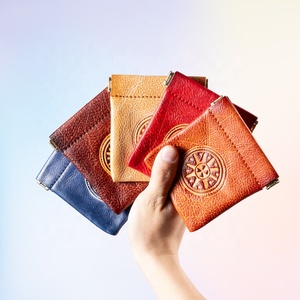 <span class=keywords><strong>กระเป๋า</strong></span>ใส่เหรียญหนังลายนูนพระอาทิตย์แนววินเทจสำหรับผู้ชาย<span class=keywords><strong>กระเป๋า</strong></span>เล็กใส่โลโก้แบบกำหนดเองพร้อมการปิดแบบบีบ<span class=keywords><strong>กระเป๋า</strong></span>ใส่เหรียญทำจากผ้าทนทานเป็นของขวัญ - Product Image 1