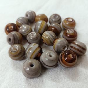 Perles de verre rondes marron et blanc de taille 6 mm idéales pour les créateurs de bijoux et les magasins de perles pour la fabrication de bijoux - Product Image 3