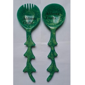 Serveur de salade créatif en résine finie brillante à poignée torsadée Ensemble de 2 cuillères à salade design personnalisé Ensemble d'ustensiles de cuisine de service - Product Image 1