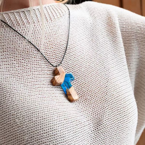 Collar de resina y madera de moda que combina tonos vibrantes de resina con madera natural para un estilo chic y moderno. - Product Image 1