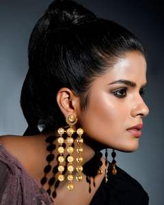 Bijoux de mode en laiton plaqué or de luxe, look haut de gamme, boucles d'oreilles en laiton de designer pour l'exportation en gros, acceptation de la conception personnalisée - Product Image 4