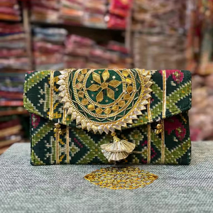 Accesorios de moda Patola Print Heavy Butti Clutch - Product Image 1
