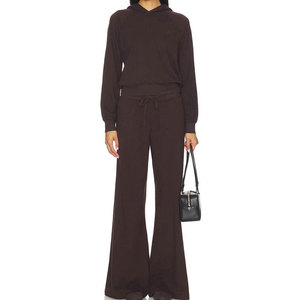 ชุดวอร์มแฟชั่นสำหรับผู้หญิง เสื้อและกางเกงขาบานเข้าชุด เหมาะสำหรับใส่ลำลองและกิจกรรมประจำวัน - Product Image 1