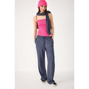 เสื้อสไตล์ลำลอง สายบาง ยืดได้ มีโลโก้ด้านหน้า ผ้าฝ้าย 100% คอกลม แขนสั้น - Product Image 2