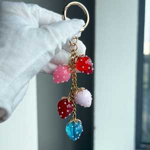 Porte-clés fraise perlé fait à la main: breloque sac perle en résine - Product Image 3
