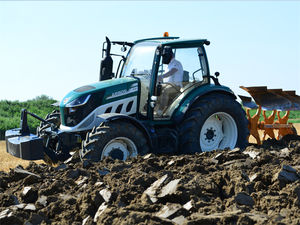 Tracteur agricole de haute productivité, assurance qualité, modèle P5130 Mf Arbos, 70 CV, 4 roues motrices, transmission par engrenages avec moteur, boîte de vitesses et pompe. - Product Image 2